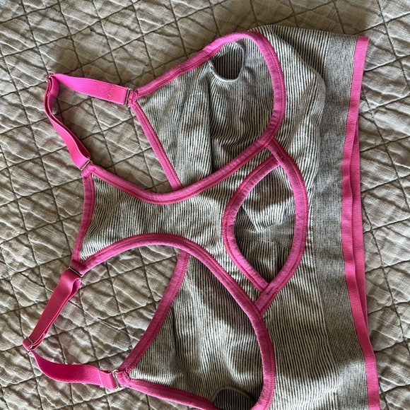 2 medium Victorias Secret VTX bras - Picture 3 of 7